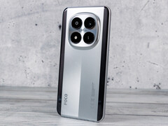 Kunststoff-Backcover, aber Gorilla Glas Victus 2 und ein Aluminiumrahmen: Das Xiaomi Poco M8 Pro 5G ist solide verarbeitet.