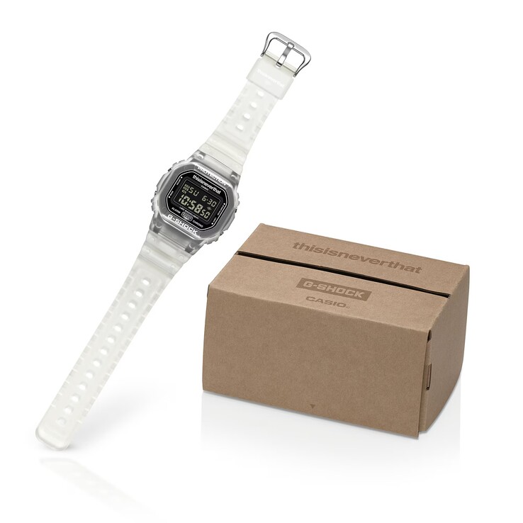 Die Sonderverpackung der G-Shock DW-5600TNT-7 ist neben der Uhr abgebildet.