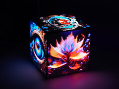 Vermutlich unbezahlbar: Ein Micro-LED-Würfel von AOU mit fünf Display-Seiten. (Foto: Andreas Sebayang/Notebookcheck.com)