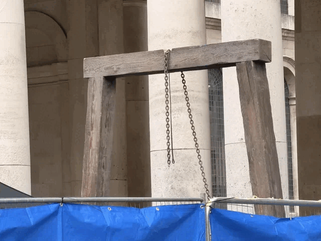  Der Galgen könnte auf den Dungfresser oder eine mögliche Nachstellung des Intros hindeuten.