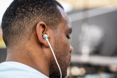 Die Logitech G333 Gaming-Ohrhörer setzen auf ein Kabel, sodass die Latenz minimal ausfällt. (Bild: Logitech)