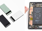 Google reduziert die Akkulaufzeit ausgewählter Pixel 6a per Software-Update. (Bildquelle: Google / iFixit)