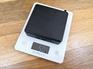 Knapp über 500 g mit installierten RAM-, SSD- und WLAN-Modulen. Die Funktion des kabellosen Lade-Pads ist beim NUC 11 Pro Mini nicht vorhanden