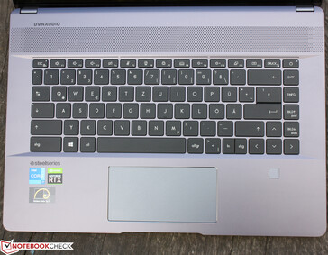 Die Tasten sind großzügig angelegt, haben aber ein hartes, kurzatmiges Feedback.