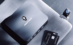 Der Minisforum UN100 setzt auf ein modernes Gehäuse mit zwei Ethernet- und zwei HDMI-Anschlüssen. (Bild: Minisforum)