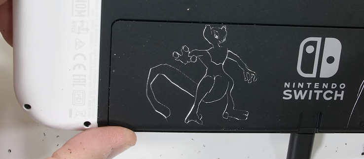 Der Standfuß des Nintendo Switch (OLED-Modell) besteht aus Metall, ganz im Gegensatz zum Standfuß des älteren Modells. (Bild: JerryRigEverything)