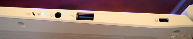 rechte Seite: Line-In/Out, USB-A 3.2, Kensington Lock