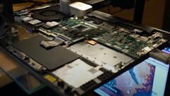 Der AMD Ryzen 3 4300U musste im Test komplett auf einen Kühlkörper oder gar einen Lüfter verzichten. (Bild: Fritchens Fritz)