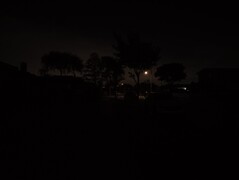 Nur Straßenbeleuchtung (f/1,8, 1/30 s, ISO 3200)