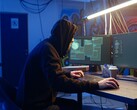 Ein Angreifer im TeamPCP-Stil führt an einer Workstation mit zwei Monitoren eine Supply-Chain-Attacke aus