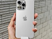 Das iPhone 16 Pro Max soll noch größer als das abgebildete iPhone 15 Pro Max werden. (Bild: Thai Nguyen)