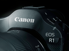 Eine Nahaufnahme der Canon EOS R1. 