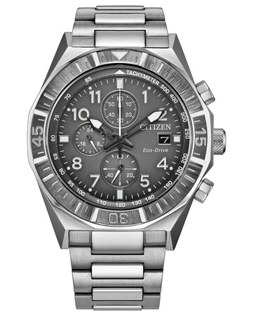 Frontansicht des Citizen Nighthawk CA0890-54H Chronographen mit grauem Zifferblatt, drehbarer Lünette, drei Hilfszifferblättern und Edelstahlarmband.