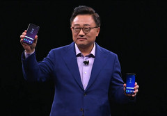 Samsungs DJ Koh zeigt seine neue Galaxy S9-Generation am Mobile World Congress 2018.