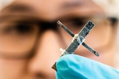 Der erste Holz-Transistor der Welt wird in Zentimetern statt Nanometern gemessen. (Bild: Linköping University)