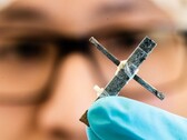 Der erste Holz-Transistor der Welt wird in Zentimetern statt Nanometern gemessen. (Bild: Linköping University)