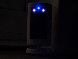 Blau ist die Aktivitäts-LED, rot die IR-Lämpchen.