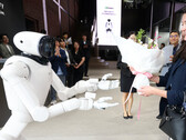 Blumen für Nvidia, Kriegserklärung an Tesla Optimus und BYD Xiao Di: LGs KI-Roboter Cloid begrüßt Gäste in Seoul. Gemeinsam wollen LG und Nvidia mit 100.000 Stunden KI-Training den Markt für Haushalts- und Fabrikroboter erobern. 