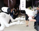 Blumen für Nvidia, Kriegserklärung an Tesla Optimus und BYD Xiao Di: LGs KI-Roboter Cloid begrüßt Gäste in Seoul. Gemeinsam wollen LG und Nvidia mit 100.000 Stunden KI-Training den Markt für Haushalts- und Fabrikroboter erobern.