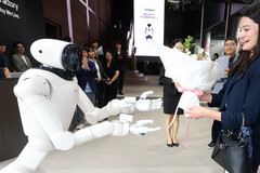 Blumen für Nvidia, Kriegserklärung an Tesla Optimus und BYD Xiao Di: LGs KI-Roboter Cloid begrüßt Gäste in Seoul. Gemeinsam wollen LG und Nvidia mit 100.000 Stunden KI-Training den Markt für Haushalts- und Fabrikroboter erobern.