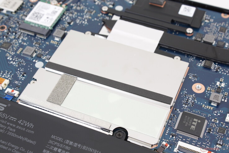M.2-2280 und SO-DIMM-Slot sind von Aluminium geschützt. Es gibt nur einen einzelnen Storage-Slot