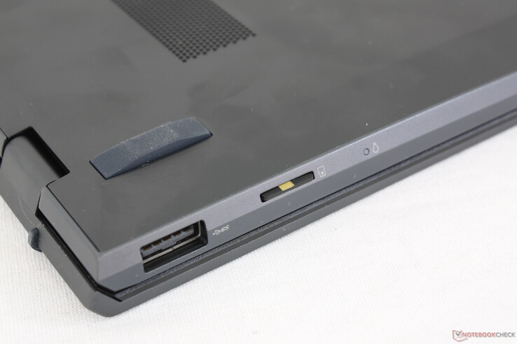 Die MicroSD-Karte muss im Gegensatz zu den meisten anderen Laptops verkehrt herum eingesetzt werden