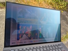 Im Freien unter hellem, aber bewölktem Himmel