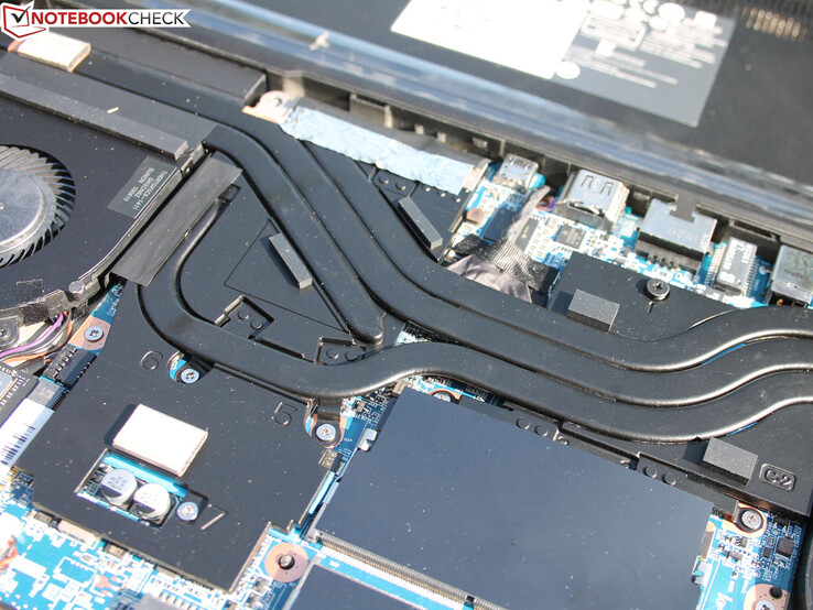 Zur Kühlung der 45-Watt-CPU und der RTX-Grafik müssen zwei Lüfter ran.