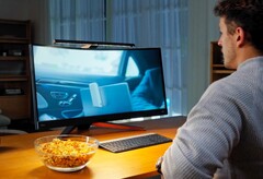 Die BenQ ScreenBar Pro schaltet sich automatisch ein, wenn sich jemand dem Monitor nähert. (Bild: BenQ)