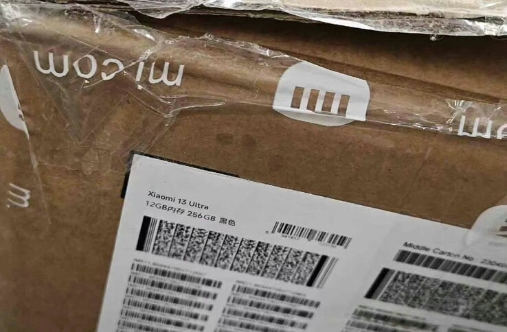 Ein Karton voller Xiaomi 13 Ultra Phones? Sieht ganz danach aus, dass die ersten Modelle bereits verschickt werden.