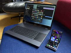 Das Galaxy Z Flip 7 kann sich kabellos mit dem NexDock XL verbinden (Bildquelle: Michael Fisher)