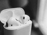 Die AirPods der dritten Generation sollen sich recht viele Bauteile von den AirPods Pro ausleihen. (Bild: Howard Bouchevereau, Unsplash)