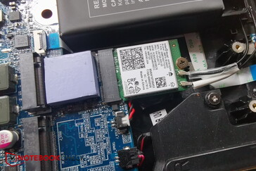 Abgeschraubte SSD deckt AX201 auf