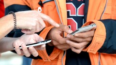 Handynutzung: Maßlose Smartphone-Nutzung provoziert Streit