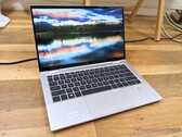 Das HP EliteBook x360 1030 ist ein portables 13 Zoll Business-Convertible mit einem hellen Display (Bildquelle: Allen Ngo)