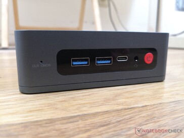 Vorderseite: USB-A 3.0, USB-C mit DisplayPort, 3,5-mm-Kombo-Audio, Einschaltknopf