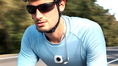 Die Insta360 Go Ultra filmt dank abgesicherter Ansteck-Funktion immer mit. (Bildquelle: Winfuture)