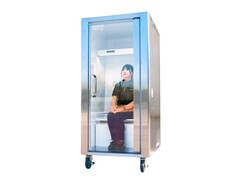 In Japan kann man sich an heißen Tagen in einen Kühlschrank setzen, der allerdings für Konsumenten kaum bezahlbar ist.