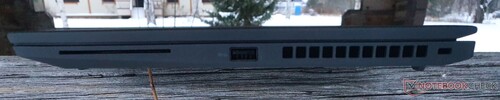 Neben zwei Thunderbolt-4-Ports bietet das ThinkPad T14s Gen 3 zwei USB-A und einen HDMI-2.0-Anschluss (Bilder: Marvin Gollor)