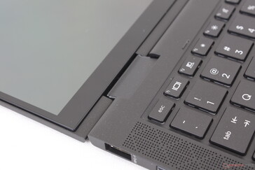 Die Scharniersteifigkeit ist in allen Winkeln schwerfällig. Es fühlt sich jedoch etwas schwächer an, wenn es sich zwischen dem 150- und 180-Grad-Bereich befindet