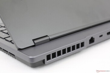 Die herausstehende Rückseite verbesserte die Kühlung auf Kosten des Gewichts und der Größe des Laptops.