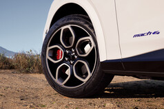 Der neue Ford Mustang Mach-E GT California Special bringt blaue Farbakzente auf die Straße.