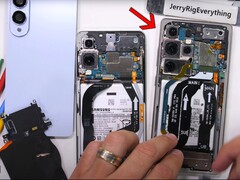 2,4mm hat Samsung beim Galaxy S25 Edge eingespart, zumindest im Vergleich mit dem Galaxy S25 Ultra. (Bildquelle: JerryRigEverything)