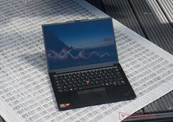 Lenovo ThinkPad E14 G8 im Außeneinsatz im Schatten