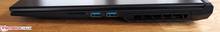 rechte Seite: Kartenleser, 2x USB-A 3.0