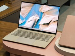Das Asus Zenbook 14 2026 in Zabriskie Beige besitzt ein OLED-Display und ein großes Touchpad