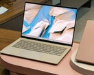 Das Asus Zenbook 14 2026 in Zabriskie Beige besitzt ein OLED-Display und ein großes Touchpad