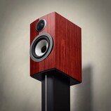 Die Bowers & Wilkins 707 Prestige Edition setzt auf ein glänzendes Finish, das aus zwölf Schichten Farbe besteht.