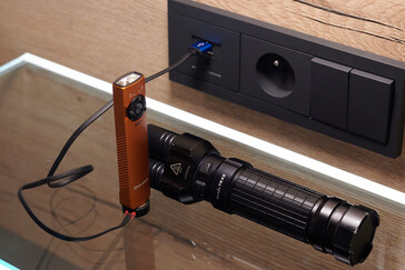 Am Aufladen per MCC-Kabel. (Foto: Andreas Sebayang/Notebookcheck.com)