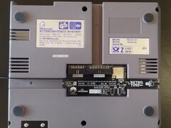 Der NES-Hub im Expansion Port. (Foto: @Time2Retro / Retrotime)